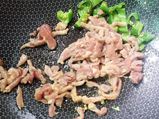 12、榨菜肉丝,迅速翻炒