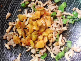 14、榨菜肉丝,放入榨菜