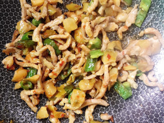 15、榨菜肉丝,放入白糖