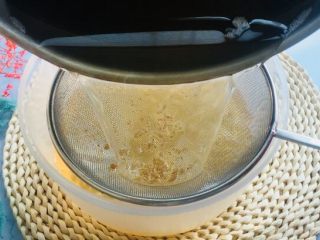 1、绿色美食蒜蓉菜苔,首先熬制出新鲜的猪油，凝固状态最好！白白嫩嫩的特别喜爱！