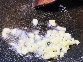 3、绿色美食蒜蓉菜苔,然后放入蒜末！炒制出蒜香味！