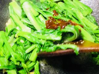 9、绿色美食蒜蓉菜苔,翻炒均匀！一定要用大火，快速的翻炒出味道！