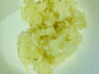 6、蒜蓉蒸丝瓜,压成蒜蓉