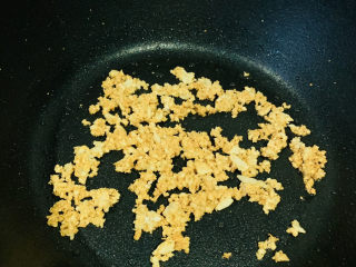 10、蒜蓉蒸丝瓜,转小火转焦黄