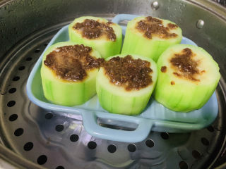 18、蒜蓉蒸丝瓜,变绿色，就可以出锅，不要蒸太久，太久就会很软