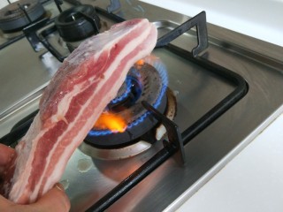 1、家常回锅肉,五花生先用气灶烧一下，一是去猪皮腥，二是去毛，然后在洗干净。