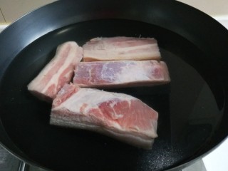 2、家常回锅肉,切成块入锅煮5成熟，我多煮两块放凉装袋放入冰箱。