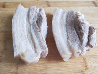 3、家常回锅肉,捞出来放凉。