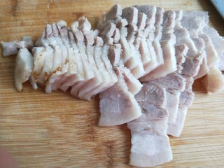 4、家常回锅肉,在切成片。