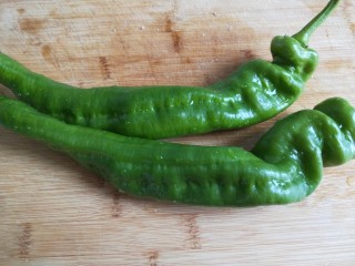 5、家常回锅肉,螺丝椒炒菜比其他辣椒都好吃，切成块备用。