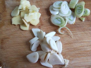 6、家常回锅肉,葱姜蒜切片。