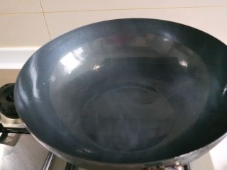 7、家常回锅肉,锅中放适量油烧热。