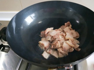 8、家常回锅肉,放入猪肉片，加入一克盐不会到处溅油。