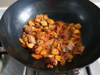 11、家常回锅肉,肉片炒均匀。