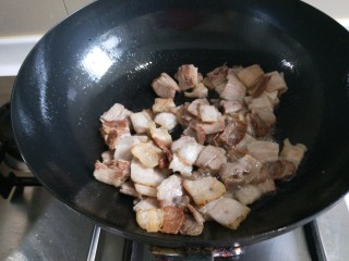 9、家常回锅肉,煸炒出油。