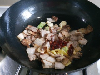 10、家常回锅肉,放入一勺豆瓣酱炒出红油。