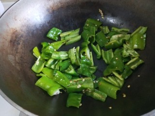 12、家常回锅肉,两个锅同时用着，另一锅干煸螺丝椒，煸炒软嫩倒入肉锅中。