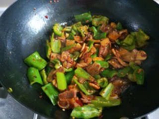 13、家常回锅肉,炒均匀即可。