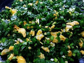 4、韭菜盒子,韭菜切碎，放入蛋碎锅中，这时候蛋锅也不热，加韭菜进去不受伤任何影响，放入虾皮，拌匀成馅儿，盐最好包的时候再放，不然会使韭菜出水。