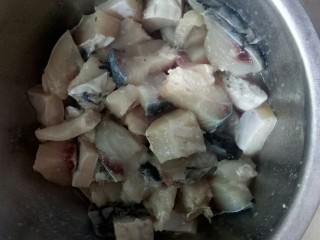 1、香辣草鱼,草鱼中段，切小块，加盐、料酒和白胡椒粉码味。