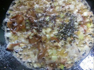 8、香辣草鱼,加入青花椒和花椒炒香。