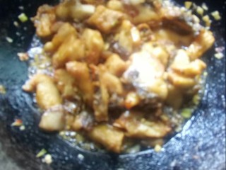 11、香辣草鱼,倒入炸酥脆的鱼块，翻炒均匀，铲出。