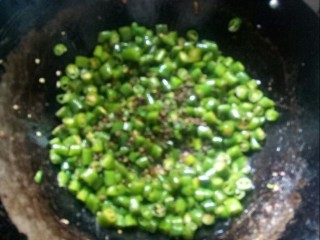 13、香辣草鱼,加入青花椒翻炒。