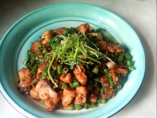 16、香辣草鱼,盛入盘中。