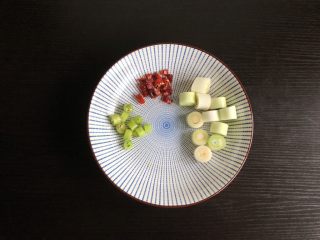 2、宫保鱼丁,葱，干辣椒，杭椒切段备用