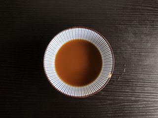 3、宫保鱼丁,味极鲜，淀粉，蚝油，盐，清水，糖，醋倒入碗中调汁