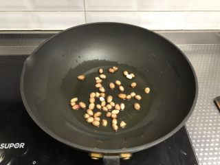 6、宫保鱼丁,锅内少油，将花生米炒熟盛出备用