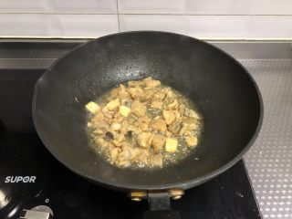 7、宫保鱼丁,另起锅热油，倒入预定翻炒1分钟，盛出备用