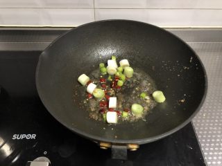 8、宫保鱼丁,锅内留底油，下葱，杭椒，干辣椒炒香