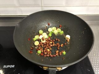 9、宫保鱼丁,倒入炒好的花生米