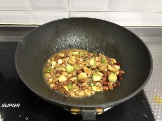 11、宫保鱼丁,最后倒入调汁翻炒均匀即可