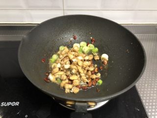 10、宫保鱼丁,倒入鱼丁翻炒均匀