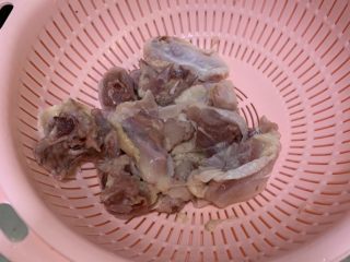 1、两人份干锅鸡,鸡洗干净，沥干