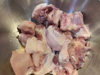 2、两人份干锅鸡,加入1勺料酒、适量盐，搅拌均匀