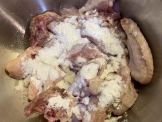 3、两人份干锅鸡,加入生粉搅拌均匀，腌制15分钟