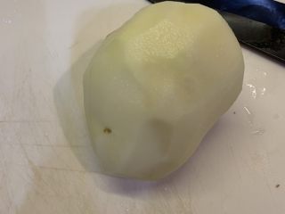 4、两人份干锅鸡,土豆洗干净沥干水