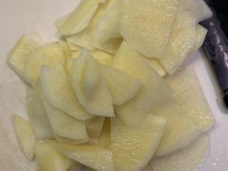 5、两人份干锅鸡,土豆切片