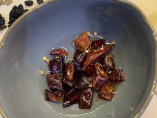 6、两人份干锅鸡,干辣椒用水泡着备用，防止下锅时候焦得快