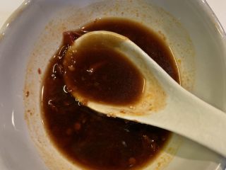 7、两人份干锅鸡,1勺生抽、1勺料酒、1勺糖、1勺蚝油混合成料汁，放在一个碗里。