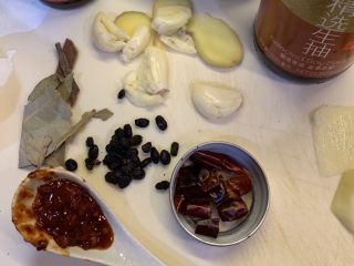 8、两人份干锅鸡,姜切片，蒜拍碎，花椒准备好，豆豉拿出来备用，1勺豆瓣酱准备好。然后豆豉和1勺左右的豆瓣酱混匀放在一个碗里。