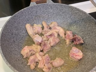 10、两人份干锅鸡,中小火把鸡肉炸熟