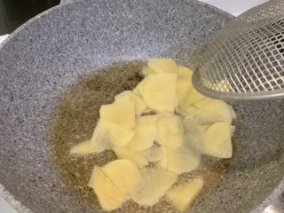 12、两人份干锅鸡,放入土豆片炸熟