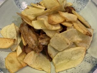 13、两人份干锅鸡,土豆片炸熟捞出