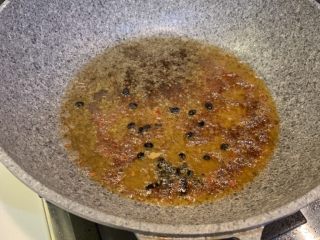 14、两人份干锅鸡,小火冷锅热油，放入调好的1勺豆瓣酱和适量豆豉熬出红油