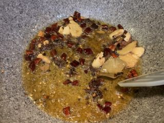 15、两人份干锅鸡,放入姜，蒜，香叶，花椒，干辣椒，稍微爆香一会儿