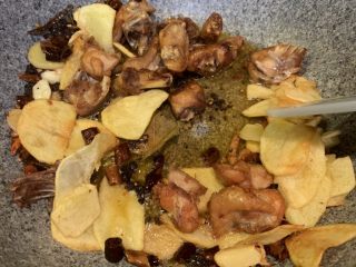 16、两人份干锅鸡,倒入鸡块和土豆